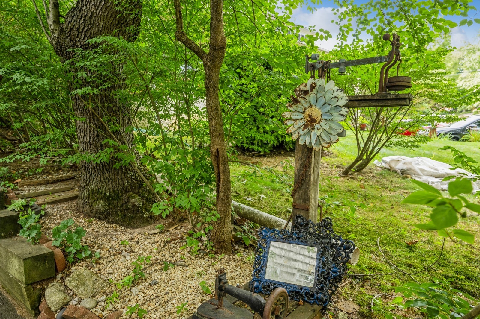 09_190CowNeckRd_2011_RightSideofYard_Large