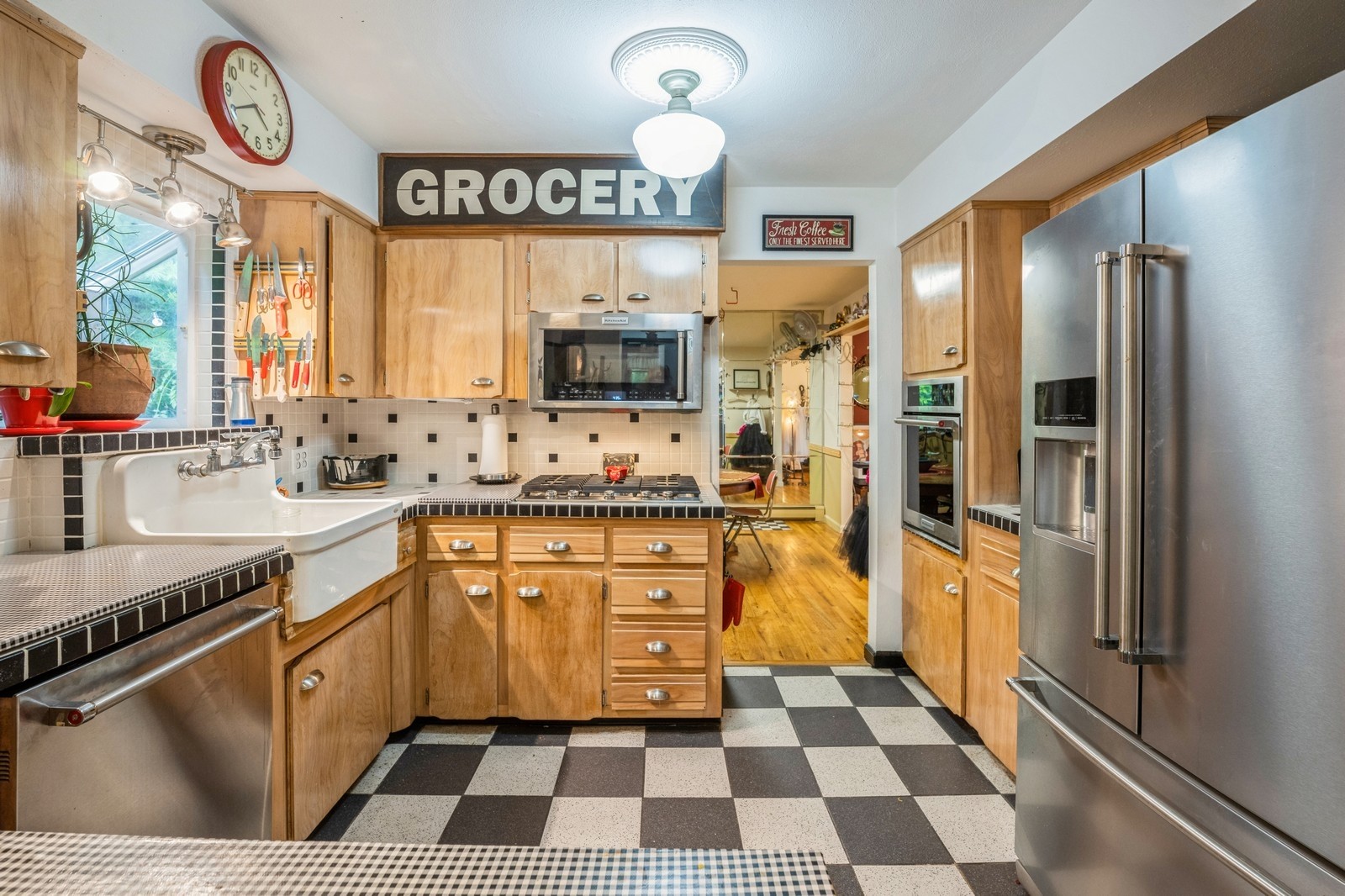 15_190CowNeckRd_2030_Kitchen_Large